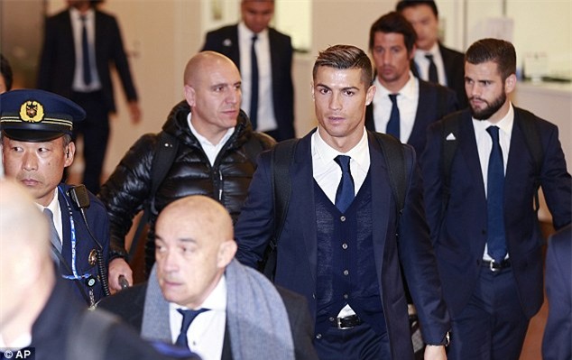 Dàn trai đẹp của Real Madrid đổ bộ Nhật Bản, Ronaldo bỏ Gala Quả bóng vàng - Ảnh 1.