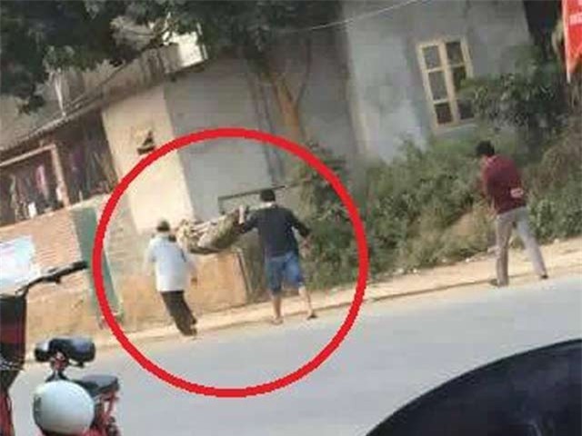 gia canh ban han cua benh nhan quan chieu duoc khieng bo ve nha hinh anh 1