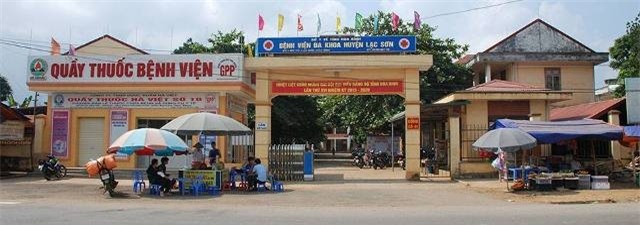 gia canh ban han cua benh nhan quan chieu duoc khieng bo ve nha hinh anh 2