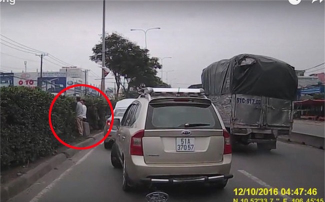 2 người đàn ông bỗng dừng xe giữa đường và hành động gây bức xúc sau đó