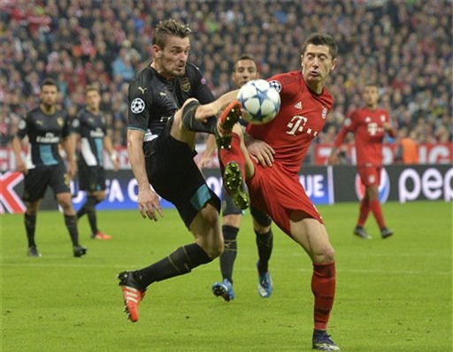 Debuchy (trái) tranh bóng với Lewandowski khi Arsenal gặp Bayern Munich ở mùa giải 2015/16