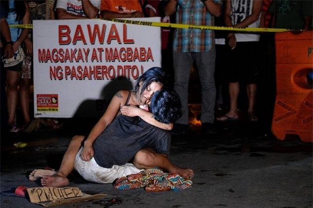 Người thân ôm thi thể nghi phạm buôn bán ma túy bị bắn chết trên đường phố Philippines (Ảnh: Reuters)
