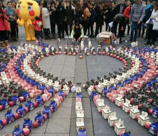 Màn tỏ tình siêu độc đáo của chàng trai xếp hàng trăm quả táo thành trái tim giữa sân trường - Ảnh 1.