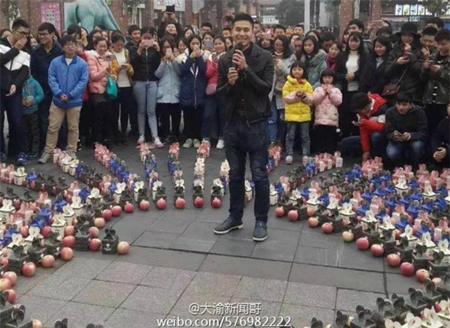 Màn tỏ tình siêu độc đáo của chàng trai xếp hàng trăm quả táo thành trái tim giữa sân trường - Ảnh 2.