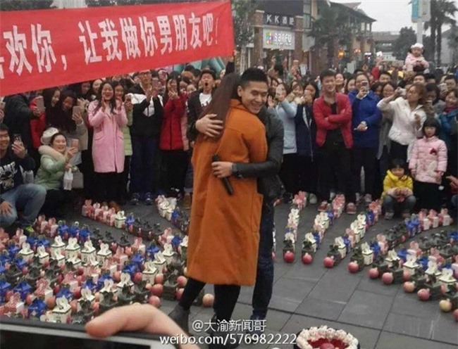 Màn tỏ tình siêu độc đáo của chàng trai xếp hàng trăm quả táo thành trái tim giữa sân trường - Ảnh 4.