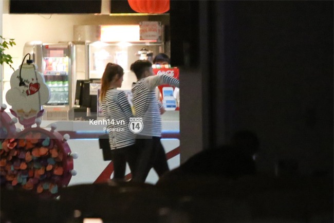 Bắt gặp Hari Won - Trấn Thành diện đồ đôi, vô tư âu yếm nhau ở rạp chiếu phim - Ảnh 6.