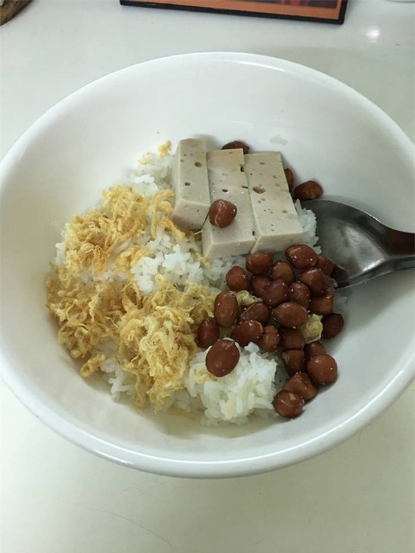 Chị em công sở rần rần khoe đồ ăn trưa: Người mì gói cầm hơi, người thịt cá sang chảnh đầy mâm