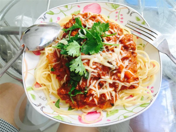 Chị em công sở rần rần khoe đồ ăn trưa: Người mì gói, người thịt cá đầy mâm