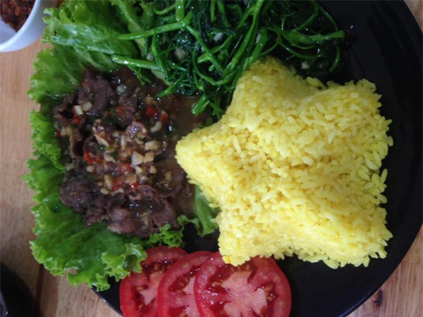 Chị em công sở rần rần khoe đồ ăn trưa: Người mì gói, người thịt cá đầy mâm