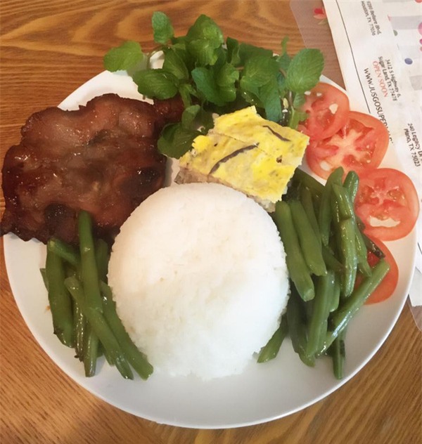 Chị em công sở rần rần khoe đồ ăn trưa: Người mì gói, người thịt cá đầy mâm