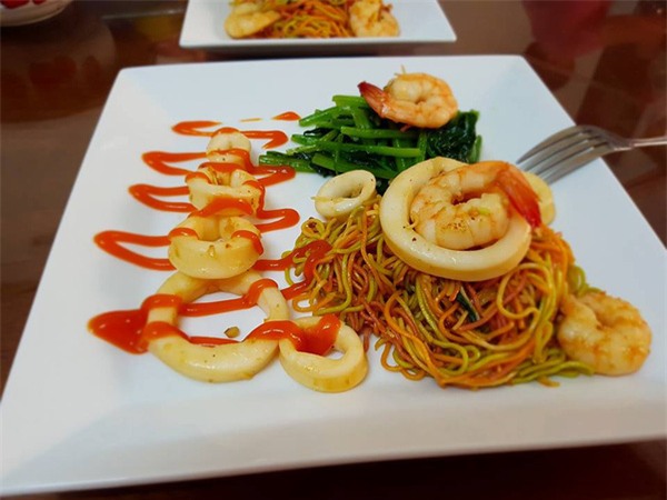 Chị em công sở rần rần khoe đồ ăn trưa: Người mì gói, người thịt cá đầy mâm