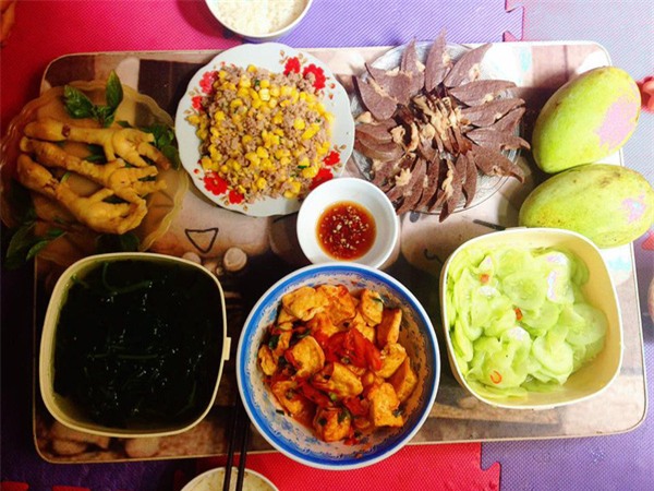 Chị em công sở rần rần khoe đồ ăn trưa: Người mì gói, người thịt cá đầy mâm