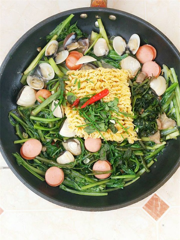 Chị em công sở rần rần khoe đồ ăn trưa: Người mì gói, người thịt cá đầy mâm