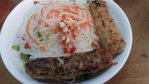 Chị em công sở rần rần khoe đồ ăn trưa: Người mì gói, người thịt cá đầy mâm