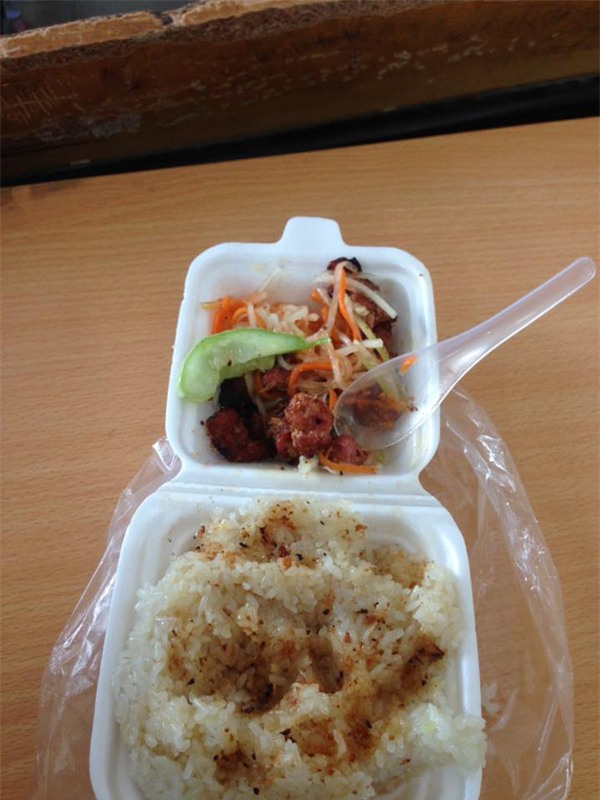 Chị em công sở rần rần khoe đồ ăn trưa: Người mì gói, người thịt cá đầy mâm