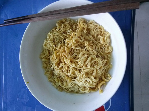 Chị em công sở rần rần khoe đồ ăn trưa: Người mì gói, người thịt cá đầy mâm