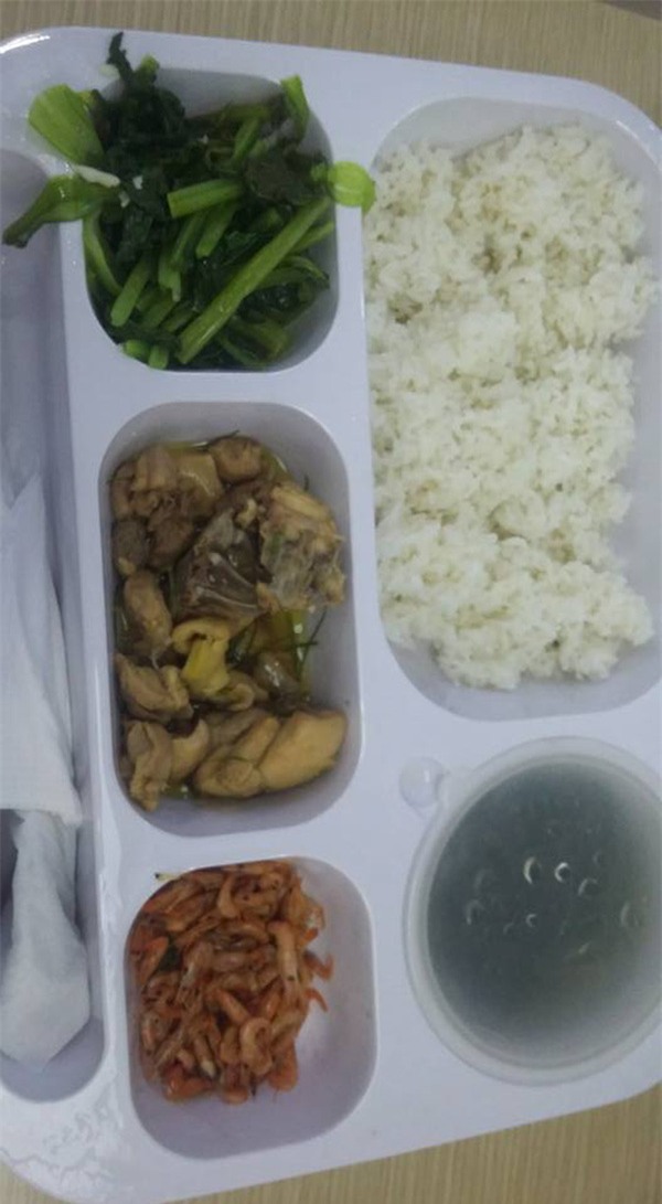 Chị em công sở rần rần khoe đồ ăn trưa: Người mì gói, người thịt cá đầy mâm