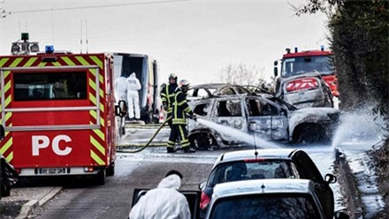 Chặn xe bọc thép cướp 70kg vàng giữa đường phố Pháp - Ảnh 1.