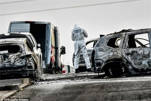 Chặn xe bọc thép cướp 70kg vàng giữa đường phố Pháp - Ảnh 4.