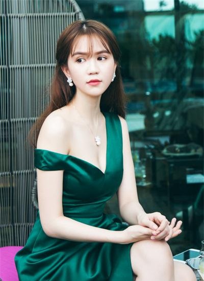 Thay vì chửi bới, cùng vỗ tay mừng cho Ngọc Trinh và phấn đấu được như em ấy thôi chị em ơi!