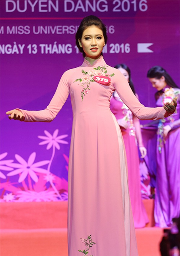 Nữ sinh diễn sâu khi nhận giải: Lúc đó mình nhìn lên gia đình ở tầng 2, không ngờ lên hình lại như vậy - Ảnh 2.