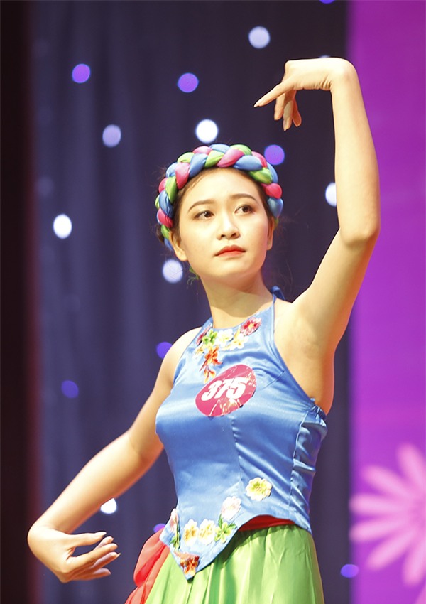 Nữ sinh diễn sâu khi nhận giải: Lúc đó mình nhìn lên gia đình ở tầng 2, không ngờ lên hình lại như vậy - Ảnh 3.