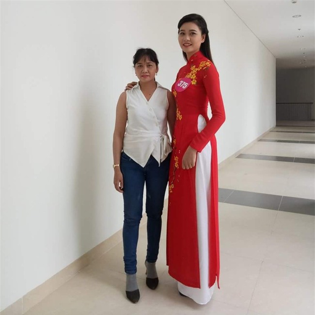 Nữ sinh diễn sâu khi nhận giải: Lúc đó mình nhìn lên gia đình ở tầng 2, không ngờ lên hình lại như vậy - Ảnh 5.