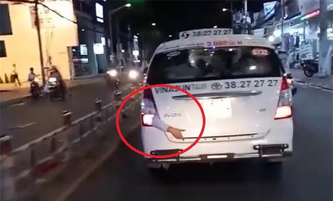 Cánh tay thò ra từ cốp taxi trên phố Sài Gòn gây xôn xao: Hãng taxi đã có kết quả xác minh - Ảnh 2.
