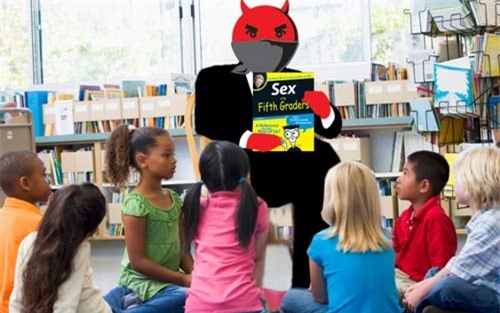 Bao cao su trong cap sach nam sinh: Co nen so tre hu hong? hinh anh 1