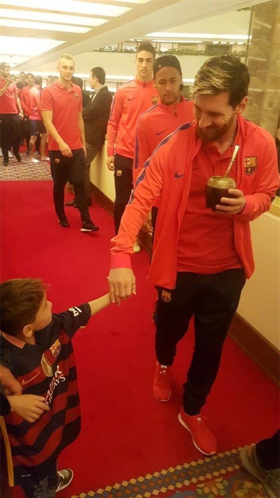 'Cau be ao nylon' hoan thanh giac mo gap Messi hinh anh 1