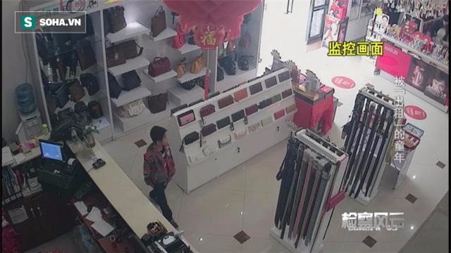 Được mẹ cho đi làm thuê, đứa trẻ 7 tuổi này kiếm về 15 triệu/tháng và sự thật khó ngờ - Ảnh 1.