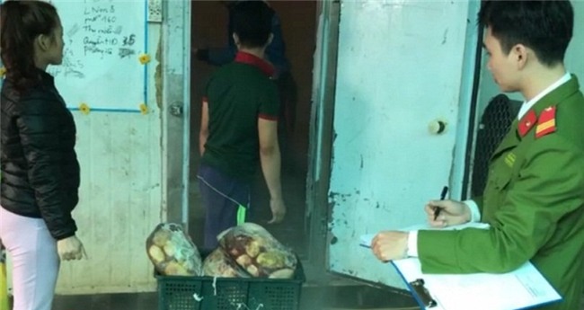 'Nhập kho' gần 1 tấn nội tạng động vật đang mốc xanh chờ Tết bán