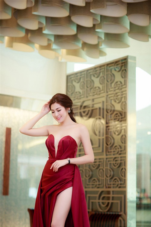 top thoi trang 2016: nhung chiec vay xe sau khien fan vua ngam vua lo cua sao viet - 11