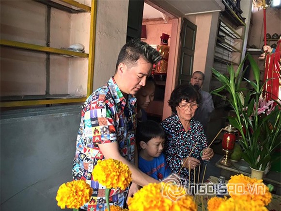 Đàm Vĩnh Hưng đưa mẹ sang nhà vợ lớn 0