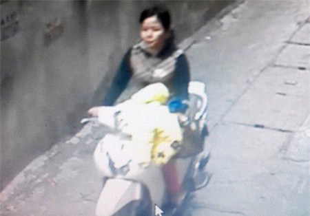 Nguoi phu nu chuyen deo con nho len vao dam cuoi an trom vang - Anh 1