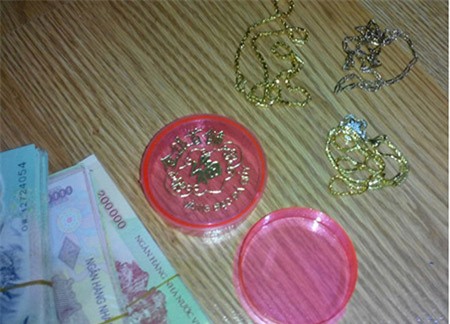 Nguoi phu nu chuyen deo con nho len vao dam cuoi an trom vang - Anh 2