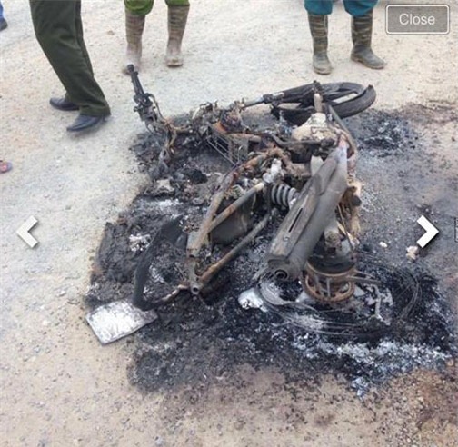 Dân bắt được “cẩu tặc” liền lao vào đánh đập, đốt luôn xe máy - Ảnh 1.