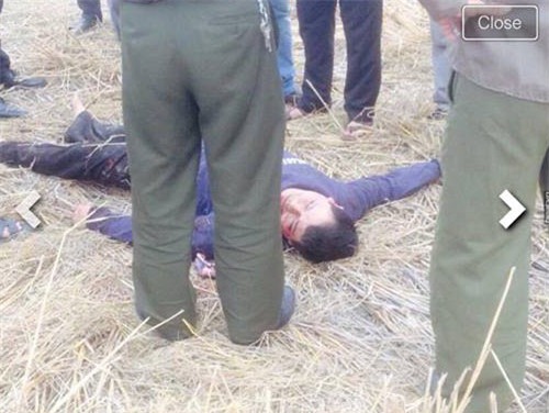 Dân bắt được “cẩu tặc” liền lao vào đánh đập, đốt luôn xe máy - Ảnh 2.