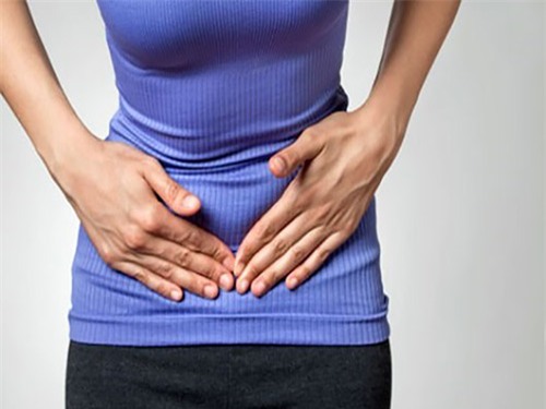 chi em bi dau am i vung duoi ron hay nghi den mang thai ngoai tu cung - 1