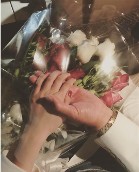 Mặc cho dư luận sục sôi, Ngọc Trinh vẫn khoe ảnh nắm tay người yêu khi vừa tới Mỹ - Ảnh 1.