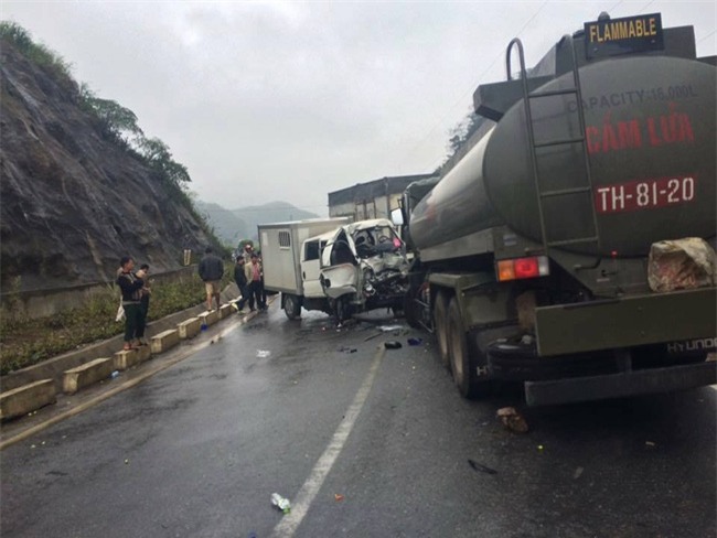 Xe chở phạm nhân đấu đầu xe chở xăng dầu, 5 chiến sĩ công an bị thương, 1 người tử vong - Ảnh 1.