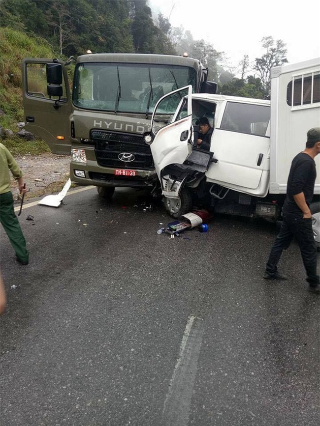 Xe chở phạm nhân đấu đầu xe chở xăng dầu, 5 chiến sĩ công an bị thương, 1 người tử vong - Ảnh 2.