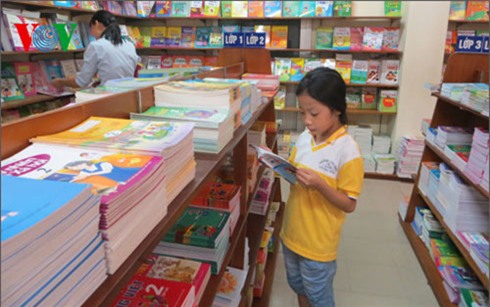 ban khoan xung quanh viec xay dung bo sach giao khoa rieng cho tp hcm hinh 1