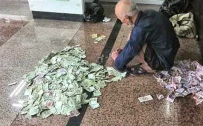 Ông lão ăn xin bỗng nhận được rất nhiều tiền nhờ dòng chữ của một cô gái lạ