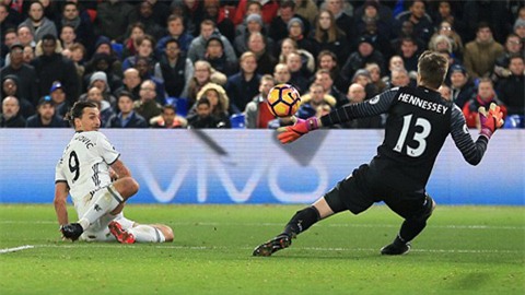 Ibra ghi bàn ấn định tỷ số 2-1