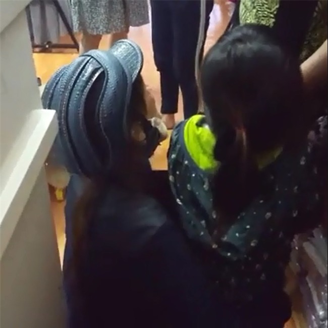 Mẹ bị bắt quả tang ăn trộm, con nhỏ cúi lạy khóc cô ơi con xin lỗi - Ảnh 2.