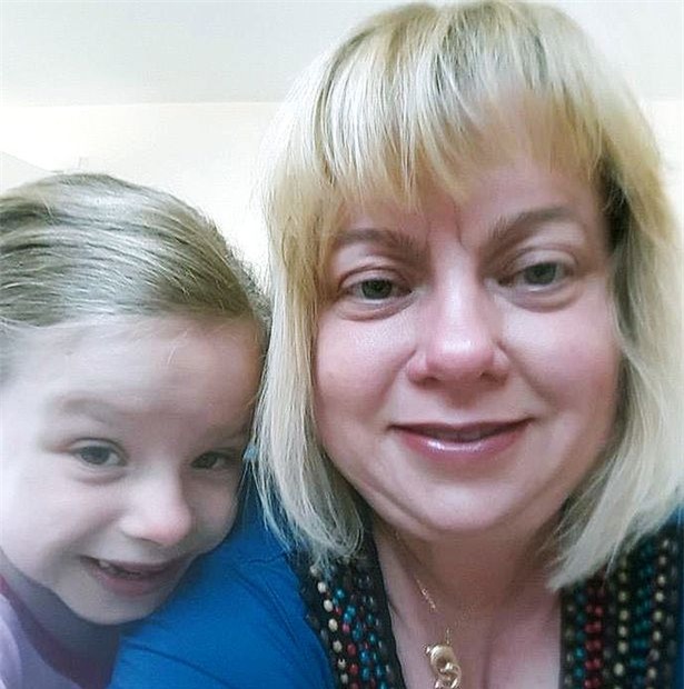 Người cha dã man, dìm chết con gái rồi đặt cạnh xác hai chú chó để trả thù vợ - Ảnh 1.