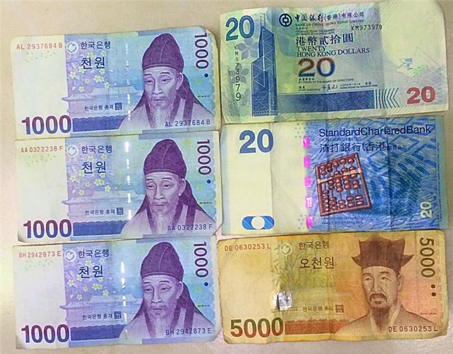 Chiếc nhẫn kim cương, xấp ngoại tệ trong chiếc áo cũ bốc mùi