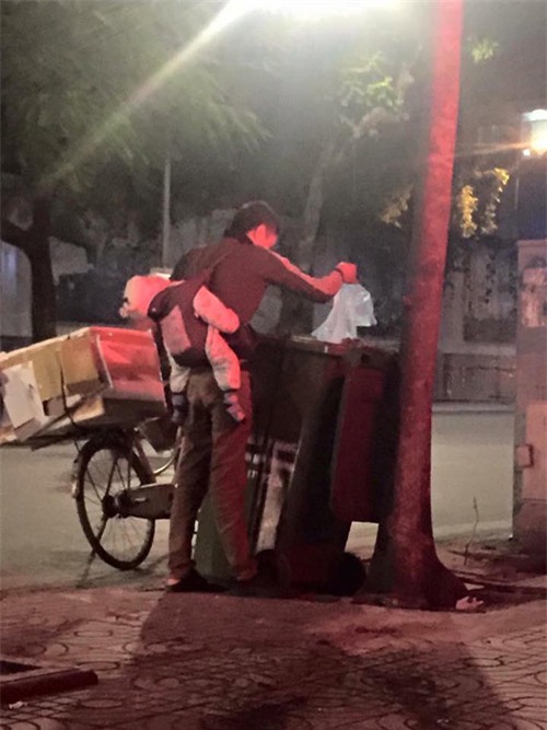 hinh anh em be ngu vat veo tren lung bo giua duong dem lanh gay xot long - 2