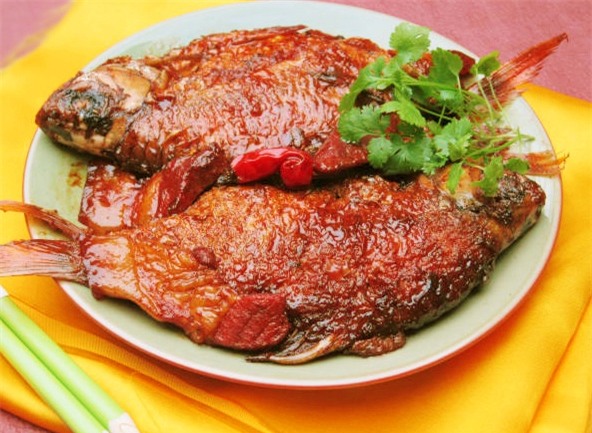 Trong quá trình kho, lưu ý, không nên lật, trở miếng cá tránh cho cá nát (Ảnh: Thùy Nguyễn)
